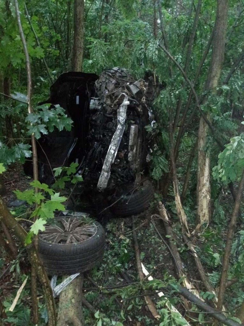 Kompletnie pijany kierowca rozbił samochód o drzewa!