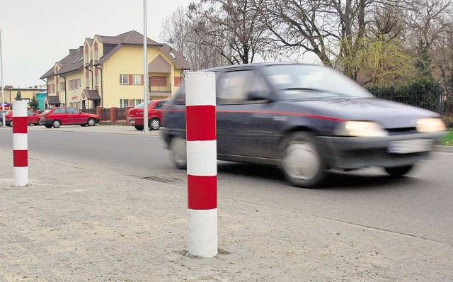 Słupki miały stanąć wcześniej, ale przeszkodziła zima