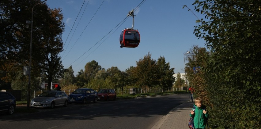 Wagoniki Polinki mkną 7 metrów nad ziemią i wodą. Dzieci...