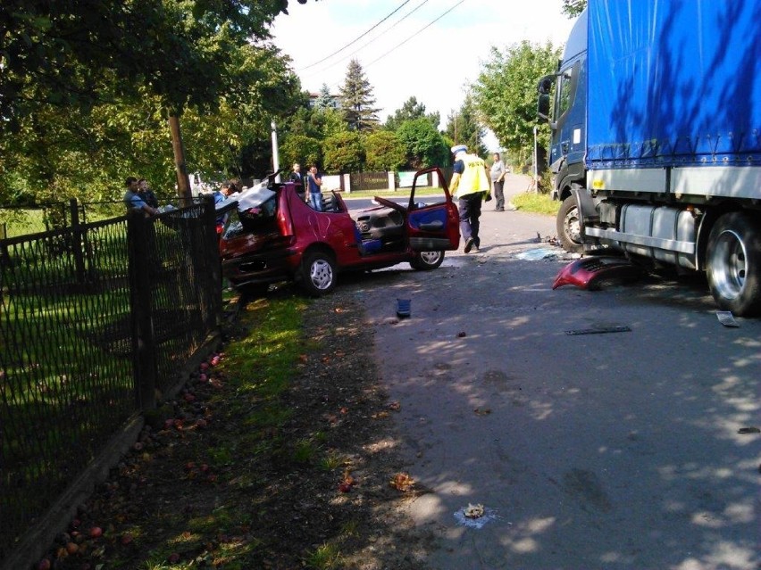 Wypadek w Skrzyszowie. Seicento wbiło się w ciężarówkę