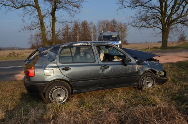 Wypadek pod Czernicą, volkswagen golf dachował