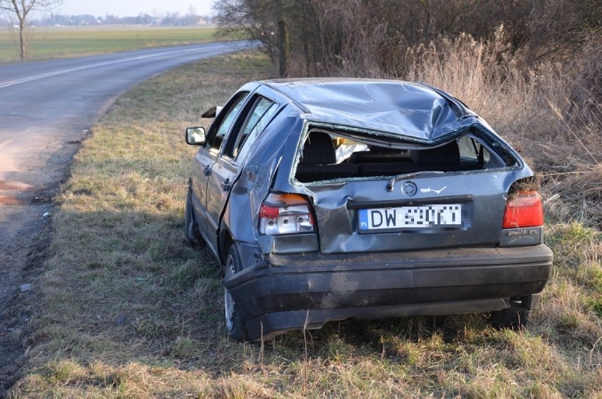 Wypadek pod Czernicą, volkswagen golf dachował