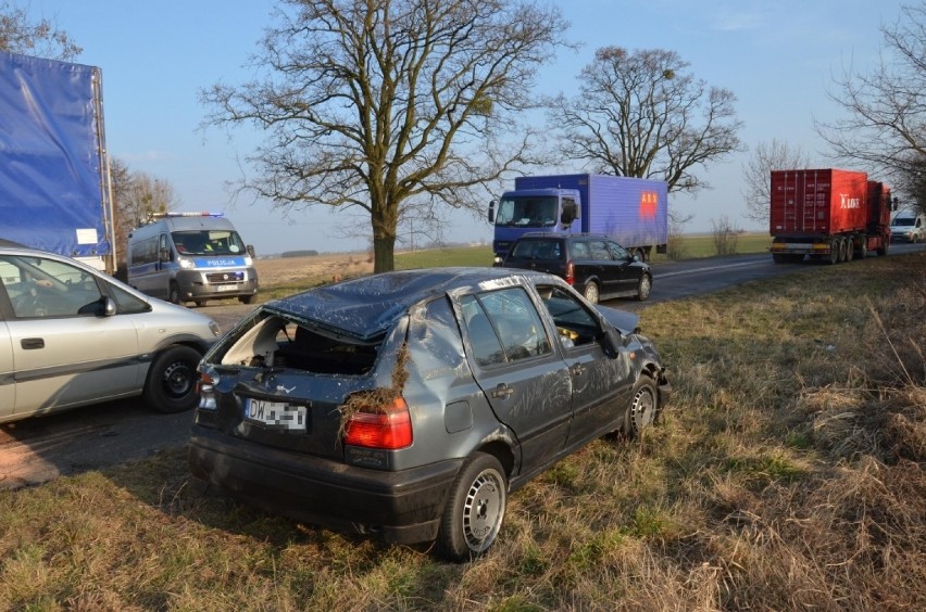 Wypadek pod Czernicą, volkswagen golf dachował