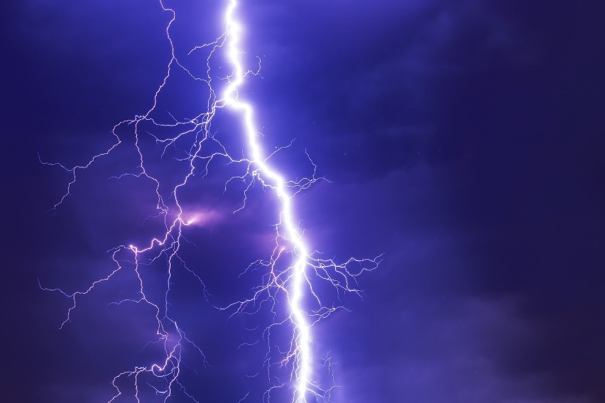 Uwaga burza! Meteorolodzy ostrzegają: nad województwo nadciąga burza [PROGNOZA POGODY, MAPA, GDZIE JEST BURZA]