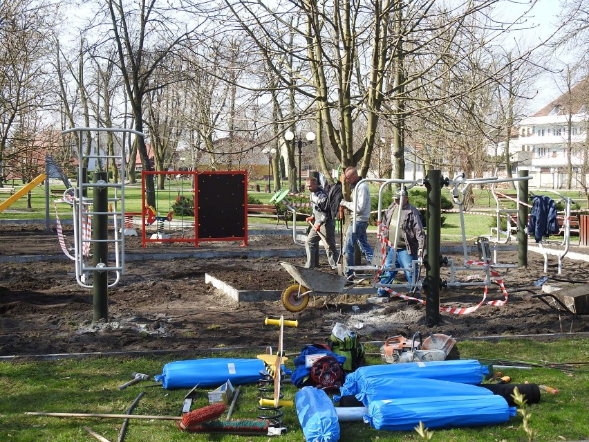 Budowa siłowni pod chmurką i placu zabaw w parku w Bielsku...