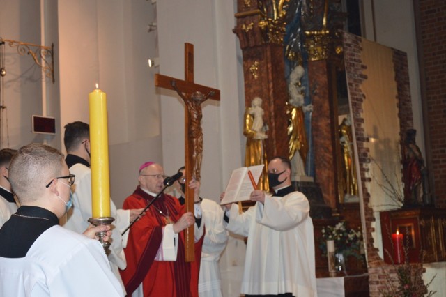 Liturgia Wielkiego Piątku w katedrze opolskiej.