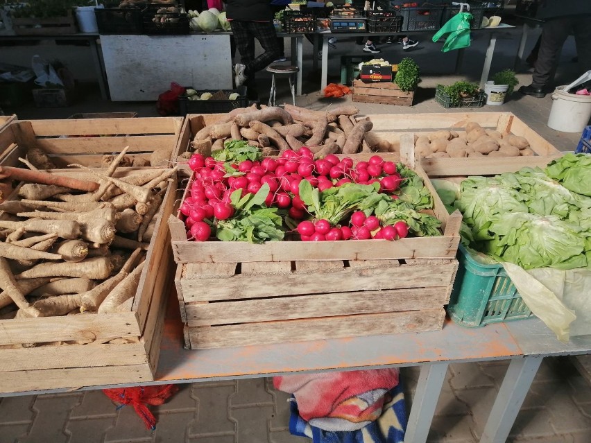 Ceny owoców i warzyw na bazarze "Mój Rynek" w Dębicy. Zobacz, w jakiej cenie są jabłka, truskawki czy kalafior [ZDJĘCIA, CENY]