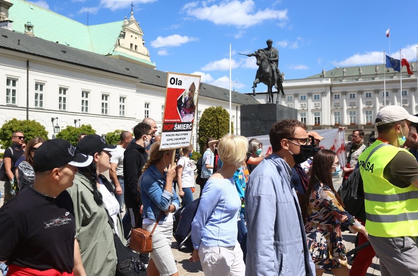 Protest antyszczepionkowców w Warszawie. Tysiące ludzi na ulicach. "Nie ma pandemii, to spisek"