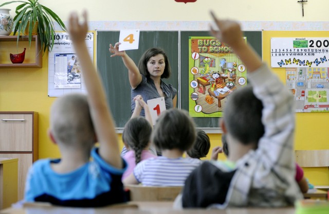 Coraz więcej rodziców uczniów ubiega się o dodatkowe pieniądze.