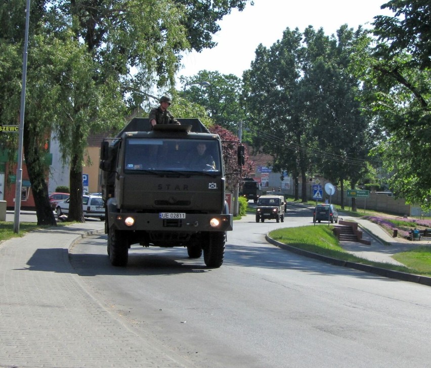 Kolumna transporterów opancerzonych Rosomak i innych wozów wojskowych przejechała przez Międzychód