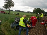 Auto wjechało pod pociąg w Bełku. 19-latek przeżył, wciąż walczy o życie w szpitalu 