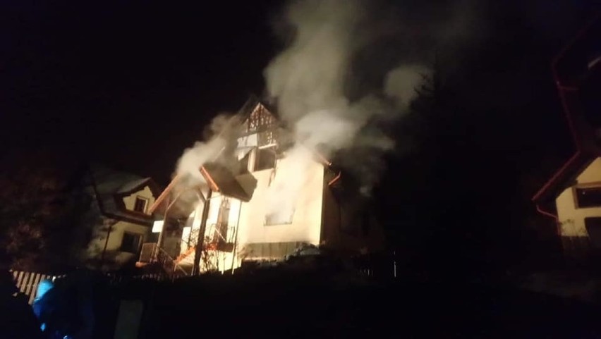 Nowy dom w Michałowicach spłonął doszczętnie, a z nim samochód w garażu