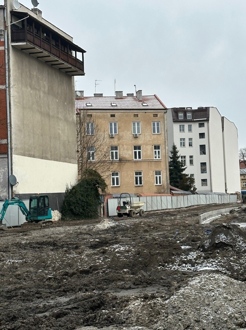 Kraków. Park przy Karmelickiej. Wysiewali trawę, teraz ryją w ziemi i kładą beton