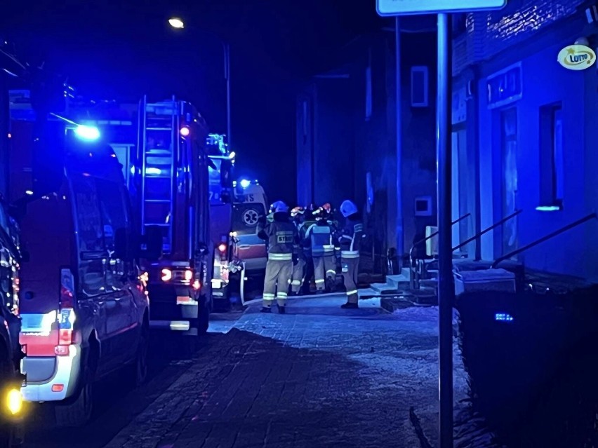 Strażacy ewakuowali z mieszkania objętego pożarem kobietę,...