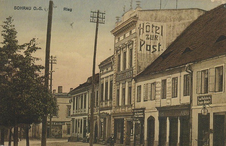Foto 5 - Początek XX wieku. Z prawej strony widzimy budynek...