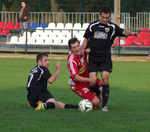 Wiosną piłkarze Górnika Brzeszcze (ciemne stroje) wystąpią pod wodzą Wojciecha Włodarczyka.