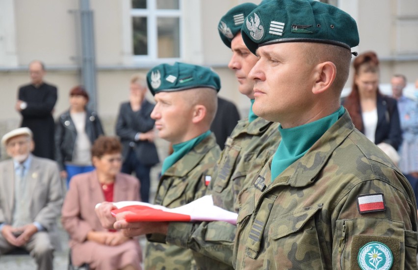 Dzień Sybiraka w Jarosławiu. Uroczystości odbyły się dzisiaj na placu Skargi przy pomniku bohaterów II wojny światowej [ZDJĘCIA]