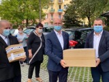 Rękawiczki, płyny do dezynfekcji i maseczki trafiły do Domu Pomocy Społecznej w Jędrzejowie. Dary przekazał wiceminister Piotr Wawrzyk