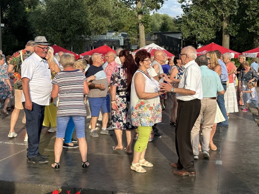 Kolejny „Taniec pod gwiazdami” na deskach nad zalewem na radomskim Borkach ściągnął tłumy ludzi. Królowała muzyka disco