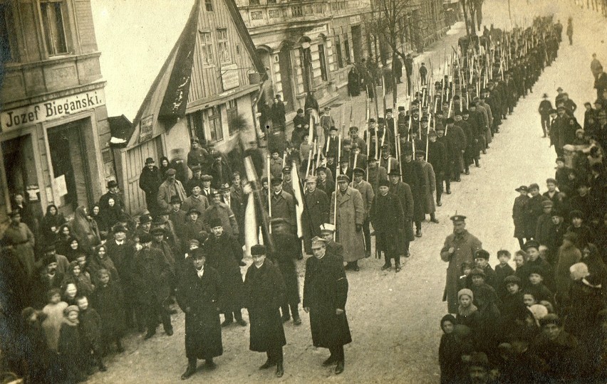 Kompania honorowa Straży Ludowej z Rodrażewa podczas pogrzebu Fr. Sowińskiego - luty 1919