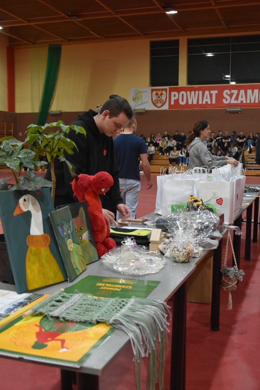 Zespół Szkół nr 3 w Szamotułach wspiera WOŚP. Piękne orkiestrowe granie w Kołłątaju!