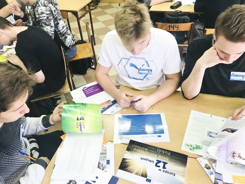 Uczniowie Zespołu Szkół nr 3  w Kraśniku wzięli udział w warsztatach europejskich "Lekcja na 12 gwiazdek" (ZDJĘCIA)