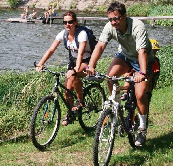 Rodzinne wycieczki na rowerach można rozpocząć np. w parku.
