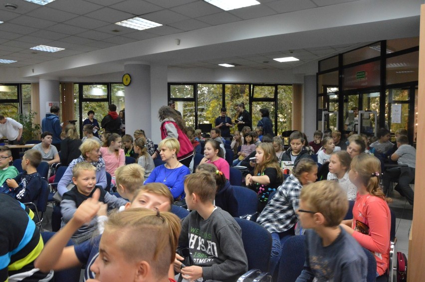 Paweł Beręsewicz spotkał się z młodymi czytelnikami w Bibliotece w Radomsku [ZDJĘCIA]