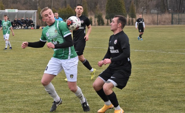 Keeza IV liga: LKS Rajsko - Puszcza II Niepołomice 4:1. Na zdjęciu: Patryk Senkowski (z lewej) autor dwóch goli dla Rajska.