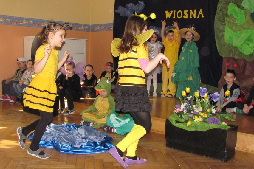 Teatrzykiem oraz tańcem przywitano wiosnę w Przedszkolu Słoneczne