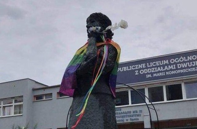 Kto zawiesił flagę i wiersz na pomniku Marii Konopnickiej? Nie wiadomo. Wiadomo natomiast, że to kolejna taka akcja środowisk LGBT+ w Polsce, które w ten sposób zwracają uwagę na problemy, z jakimi się borykają osoby heteroseksualne i transpłciowe.