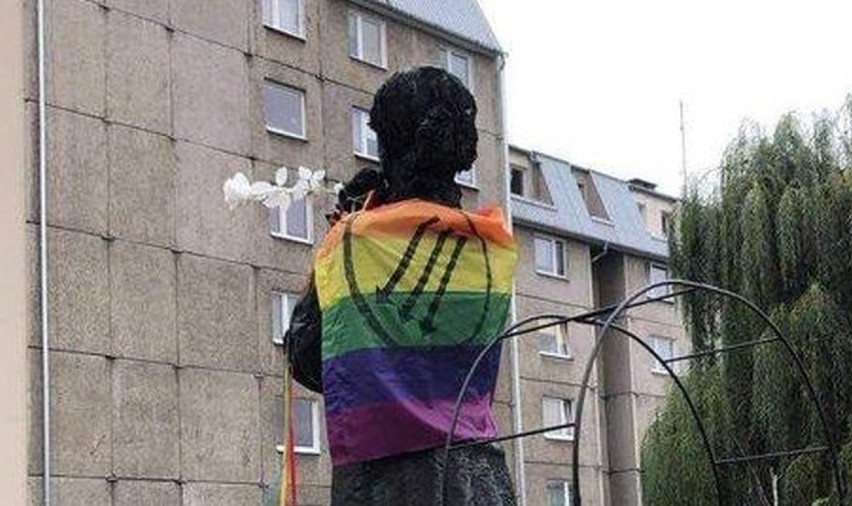Kto zawiesił flagę i wiersz na pomniku Marii Konopnickiej?...