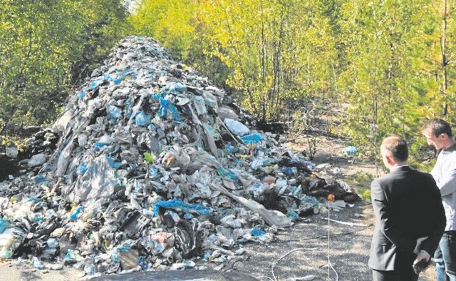Jedno z trzech nowych składowisk śmieci, odkrytych przez policjantów ze Sławkowa we wtorek. Na zdjęciu burmistrz Sławkowa, Rafał Adamczyk, wraz z pracownikiem ratusza