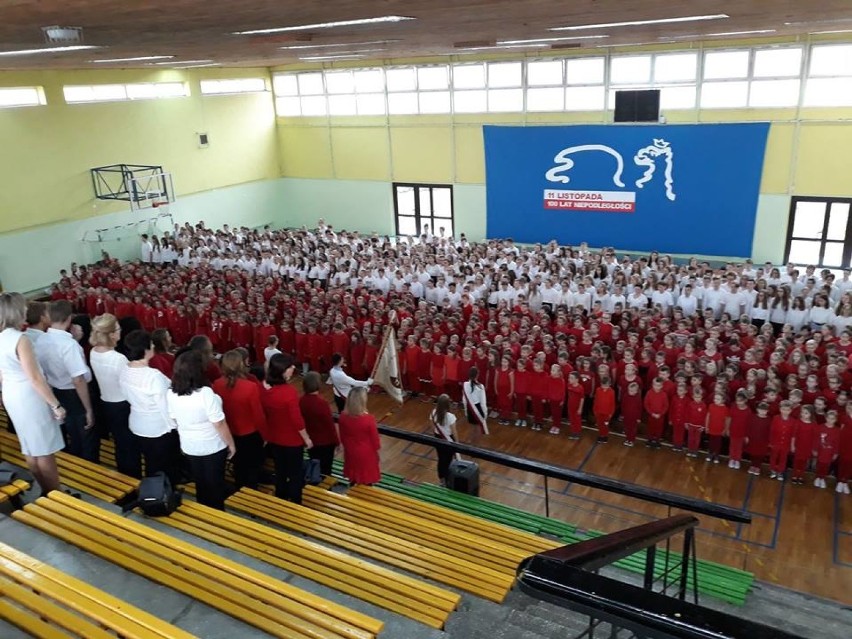 Tysiąc osób śpiewało hymn w Szkole Podstawowej nr 12...