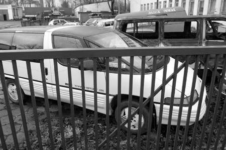 Pontiac pana Lubczyńskiego czeka na decyzje organów ścigania na jednym z piotrkowskich parkingów