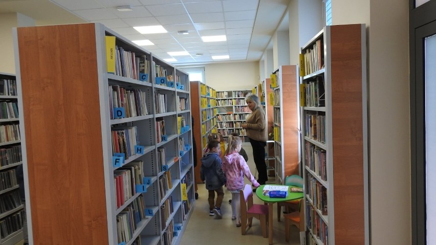 Przedszkolaki ze Staszowa odwiedziły bibliotekę. Poznały zaczarowany świat bajek (ZDJĘCIA)