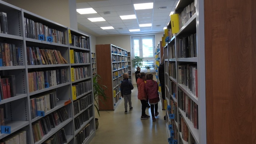 Przedszkolaki ze Staszowa odwiedziły bibliotekę. Poznały zaczarowany świat bajek (ZDJĘCIA)