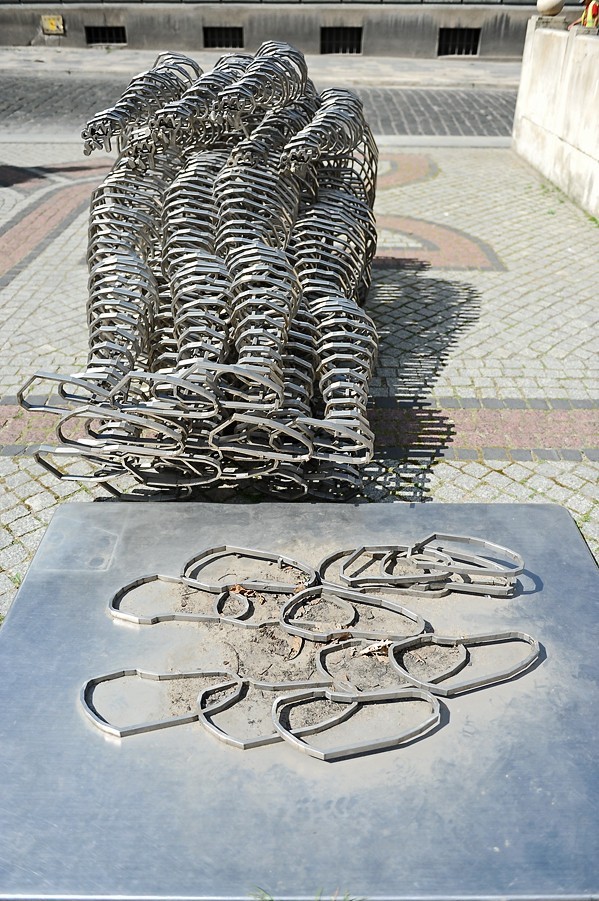 Poznań - Rzeźba Golema zniszczona przez wandali [ZDJĘCIA]