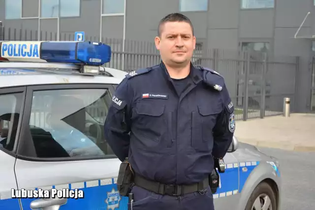 Sierż. szt. Dawid Wiewiórowski z Komisariatu Policji w Gubinie za cel w życiu obrał sobie pomaganie innym i robi to na wielu płaszczyznach. W Policji pełni obowiązki dzielnicowego, jest stermotorzystą, a po służbie pomaga mieszkańcom jako sołtys oraz pełni funkcję strażnika w Społecznej Straży Rybackiej rejonu Krosno Odrzańskie.