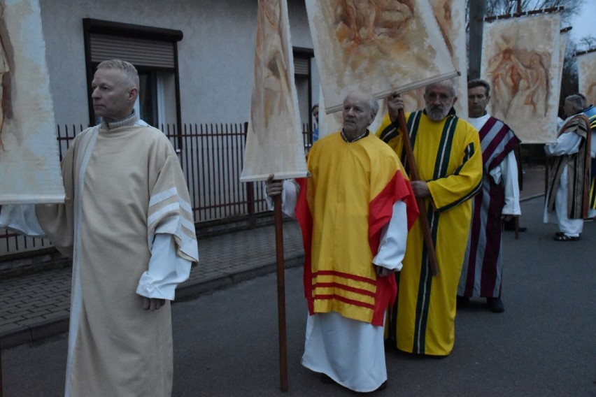 Misterium Męki Pańskiej na osiedlu Ogrody w Kaliszu. ZDJĘCIA, WIDEO