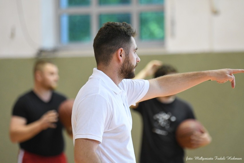 Dzisiaj odbył się oficjalny trening koszykarskiej drużyny Sokoła Żary. Trzecioligowy zespół ostro przygotowuje się do ligi