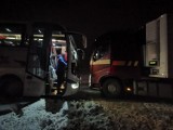 Zakopianka. Autobus zderzył się z ciężarówką. Utrudnienia na drodze w rejonie Rdzawki 