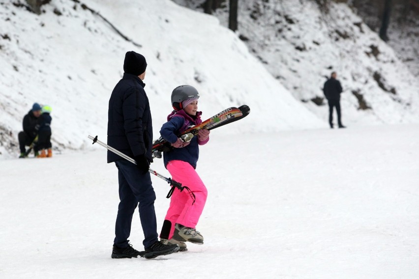 W Kazimierzu Dolnym śniegu nie brakuje. Stok narciarski otwarty dla miłośników nart i snowboardu. Zobacz zdjęcia