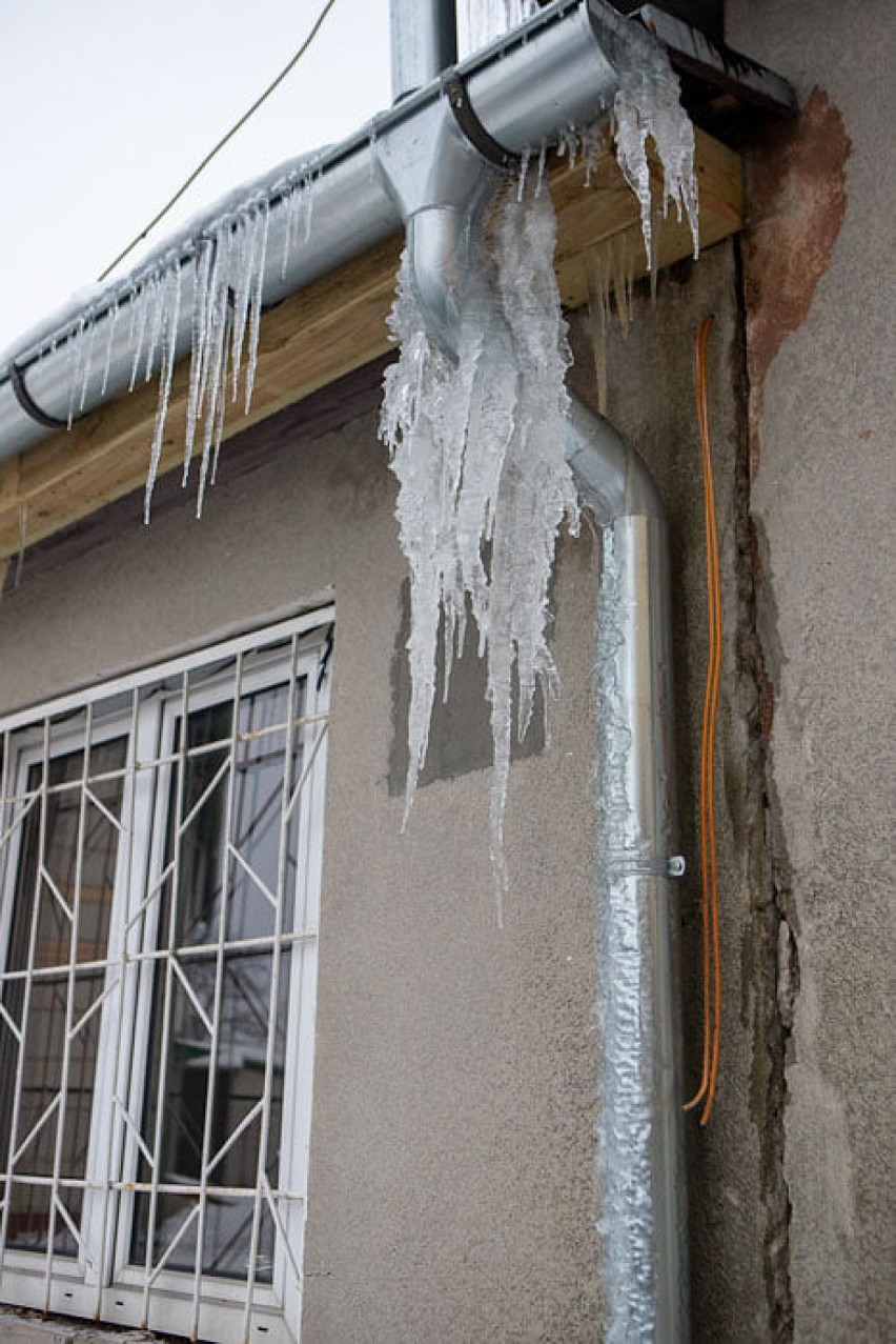 Spadające sople i śnieg zalegający na dachach budynków. Kto powinien je usuwać? [ZDJĘCIA]