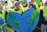 Przedszkolaki dbają o ekologię. Pochód na Dzień Ziemi 