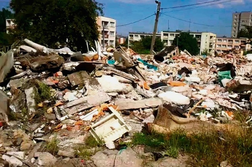 Po rozebranym domu pozostało mnóstwo śmieci i gruzu