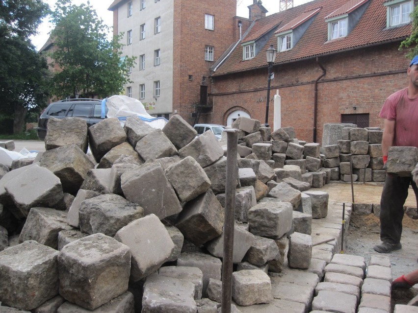 Rewitalizacja ulic Gdańska. Ulica Ogarna zyskuje historyczną nawierzchnię z kostki FOTO