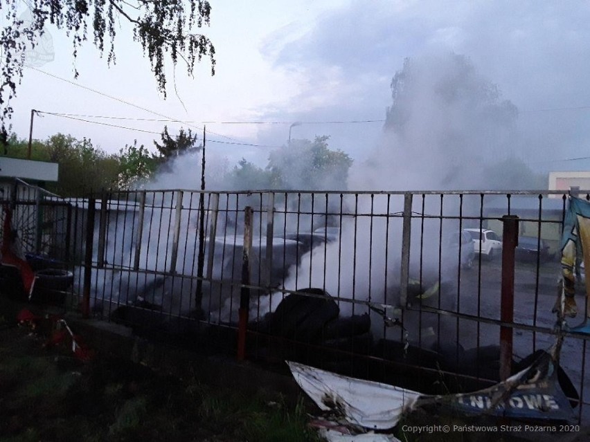 Dwa samochody uszkodzone w pożarze w centrum Skierniewic [ZDJĘCIA]