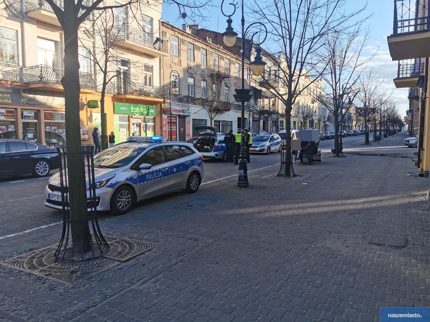 Awantura na ulicy 3 Maja we Włocławku. Mordercy - krzyczeli gapie do policjantów [zdjęcia]