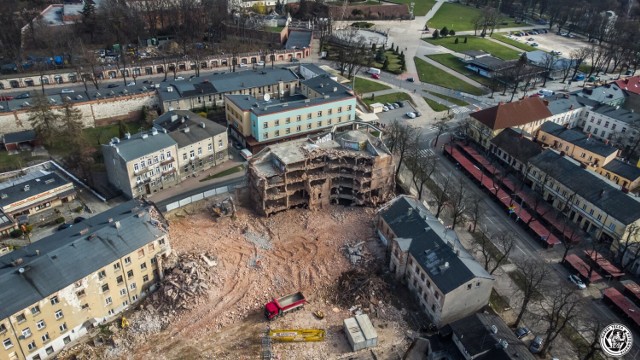 "Szkieletor" znika w oczach. Dawny niedokończony hotel odchodzi w niebyt